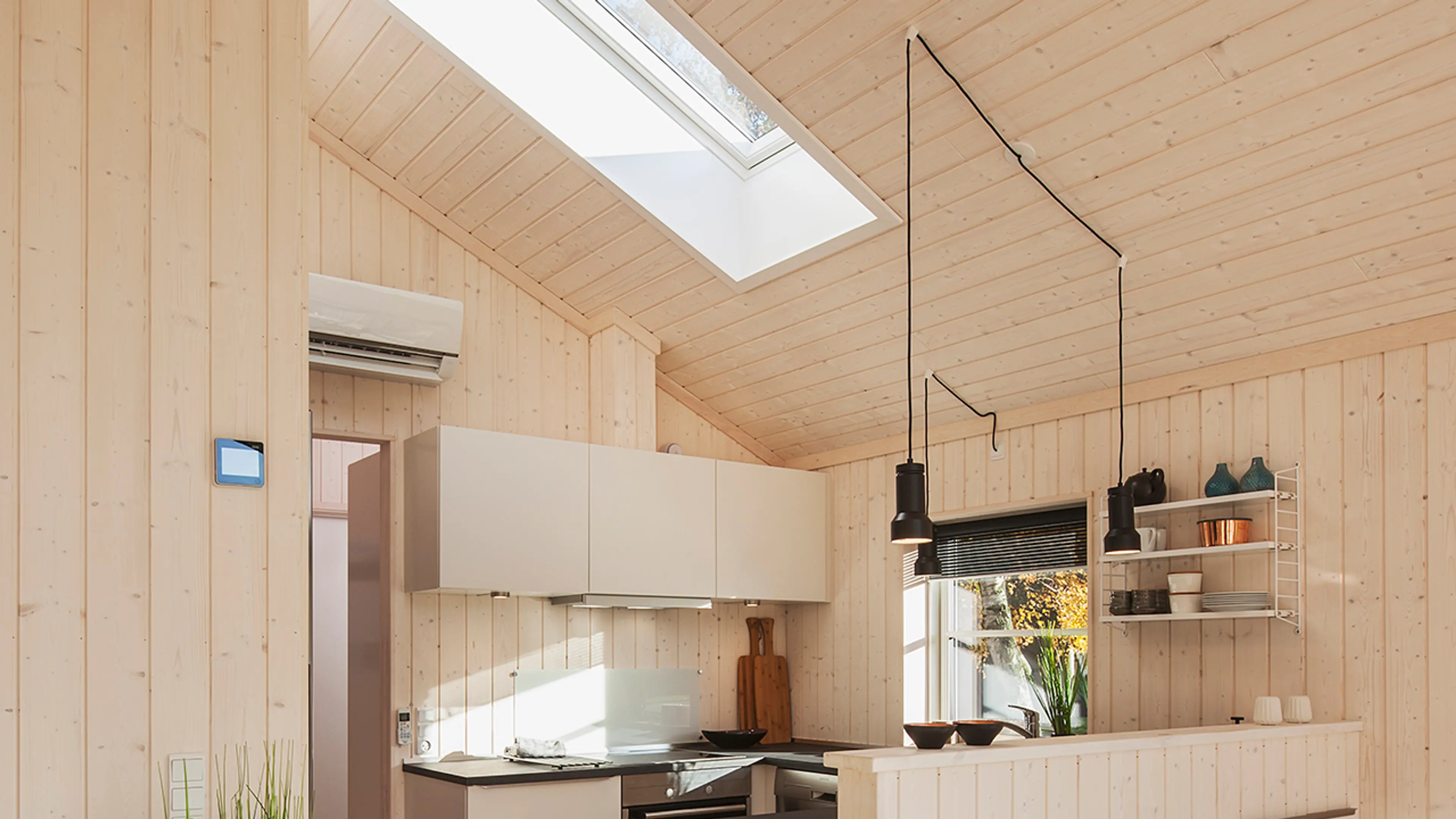 Kjøkken med takvindu på hytta.