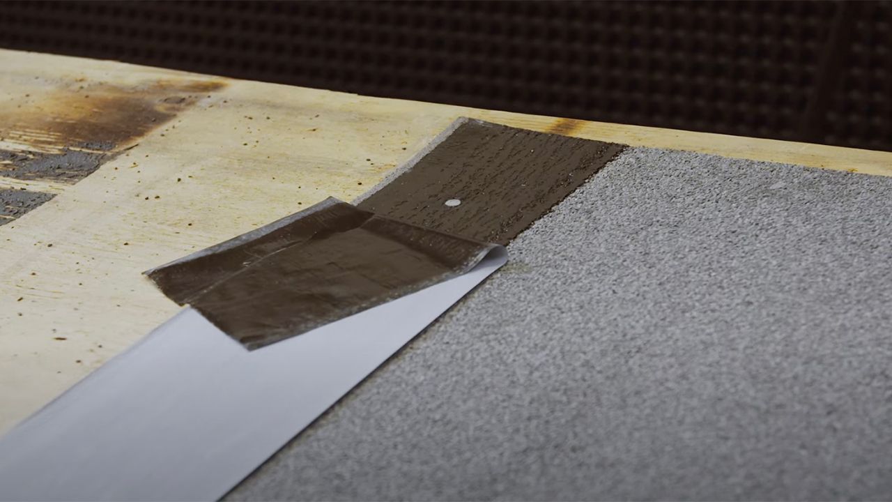 SKjermbilde fra video av hvordan legge takpapp.