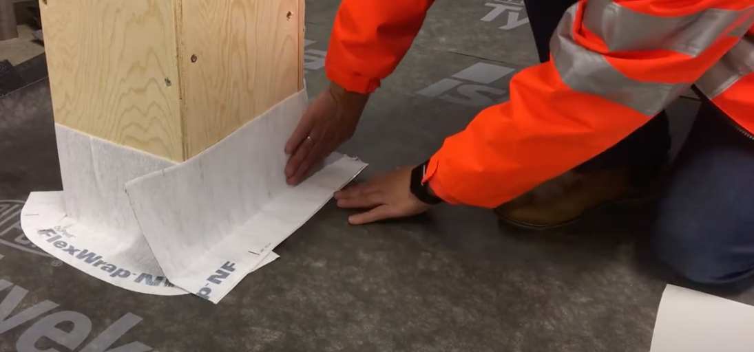 Mann monterer FlexWrap rundt en pipe