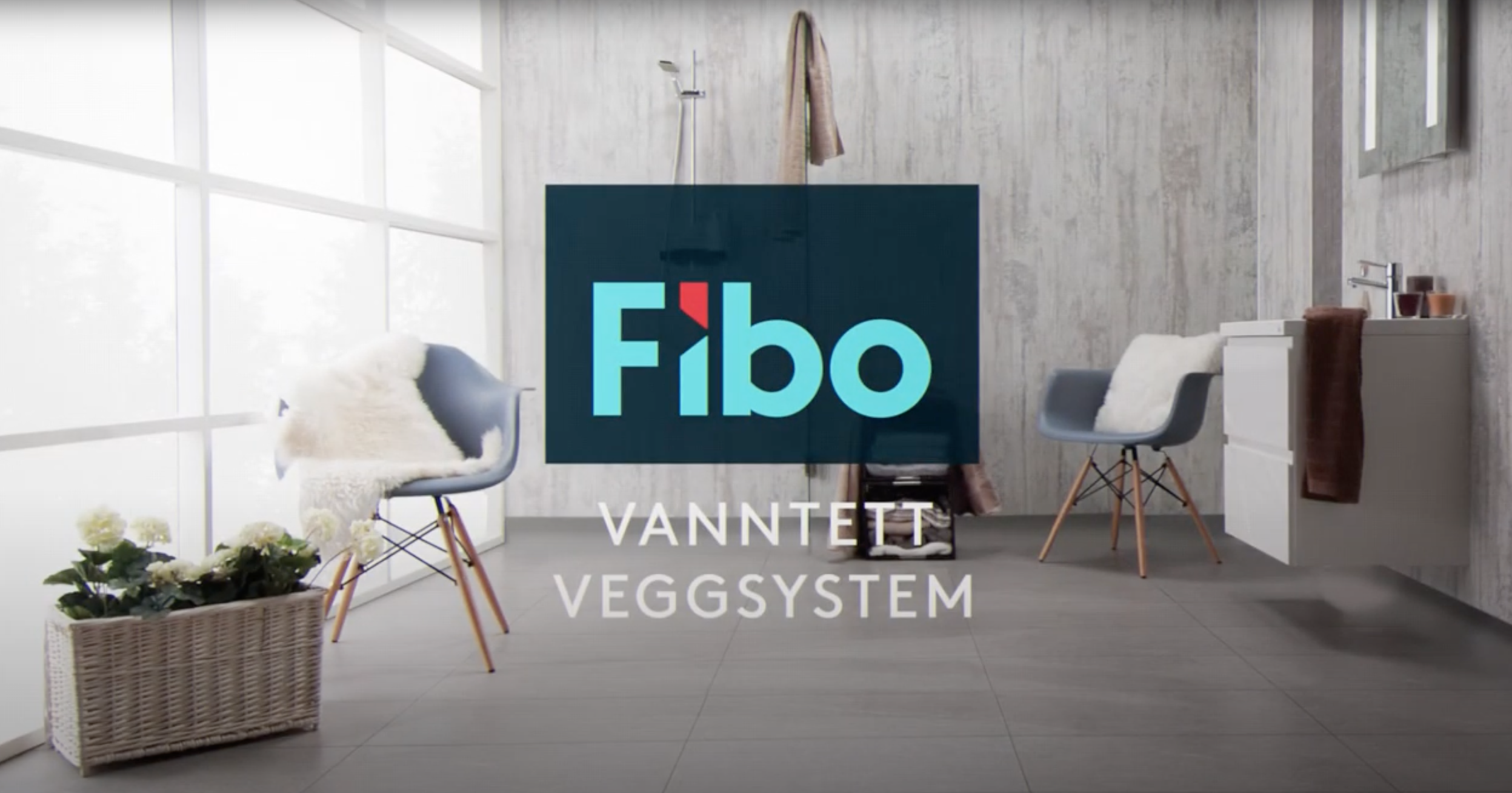 Grått baderom med veggplater fra Fibo og vindu fra gulv til tak.