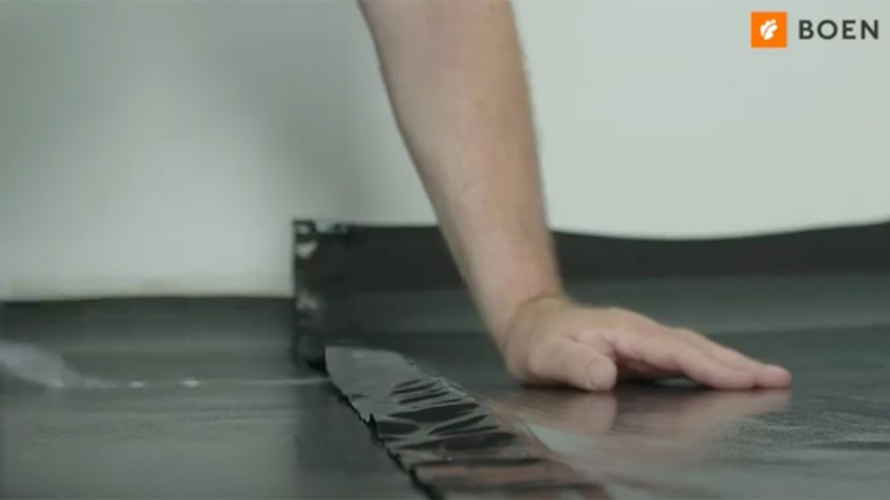 Skjermbilde fra video av hvordan legge gulvunderlag.