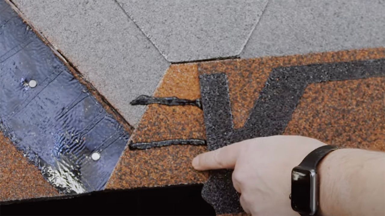 Skjermbilde fra video om å legge ny takshingel på gammel shingel.