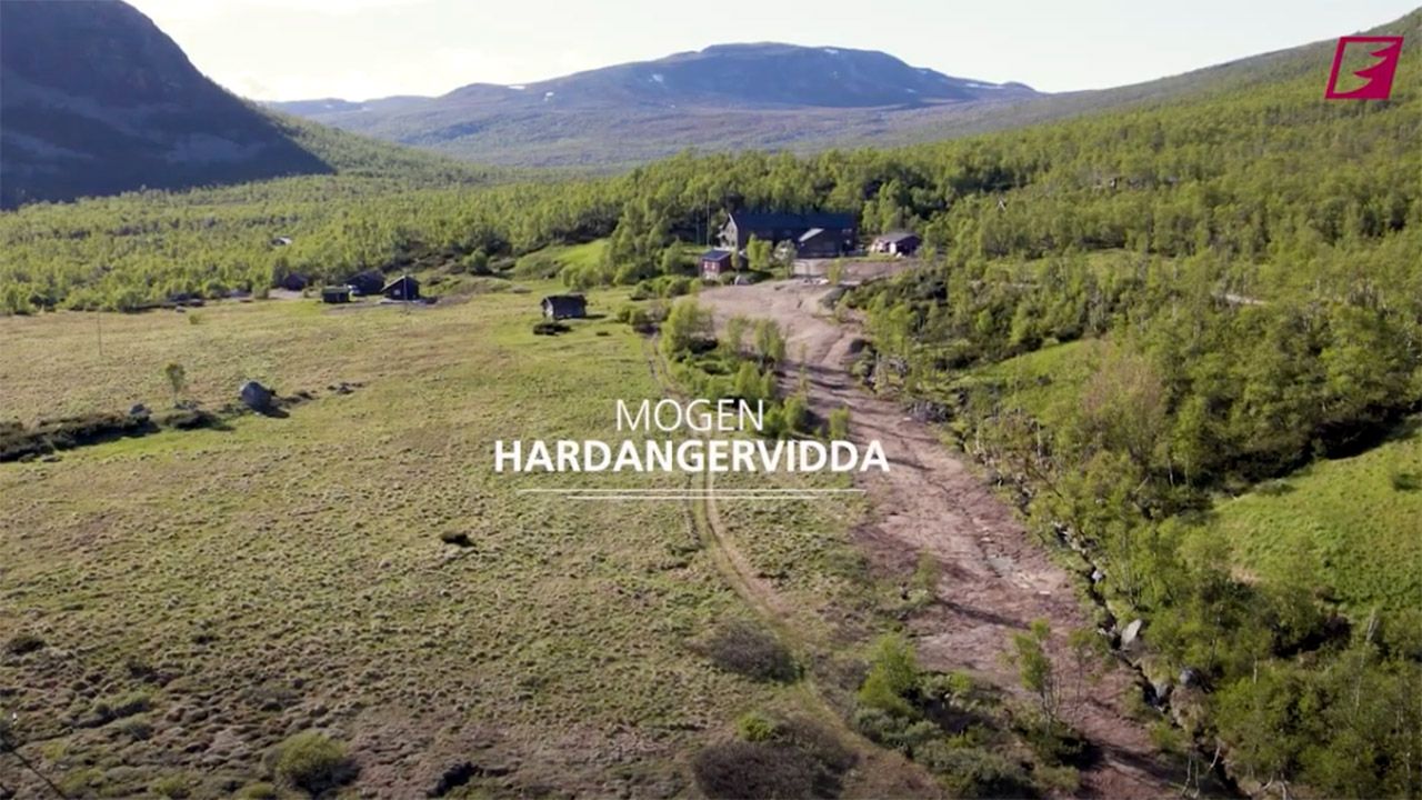 Oversiktsbilde av området rundt DNT Mogen Turisthytte på Hardangervidda.