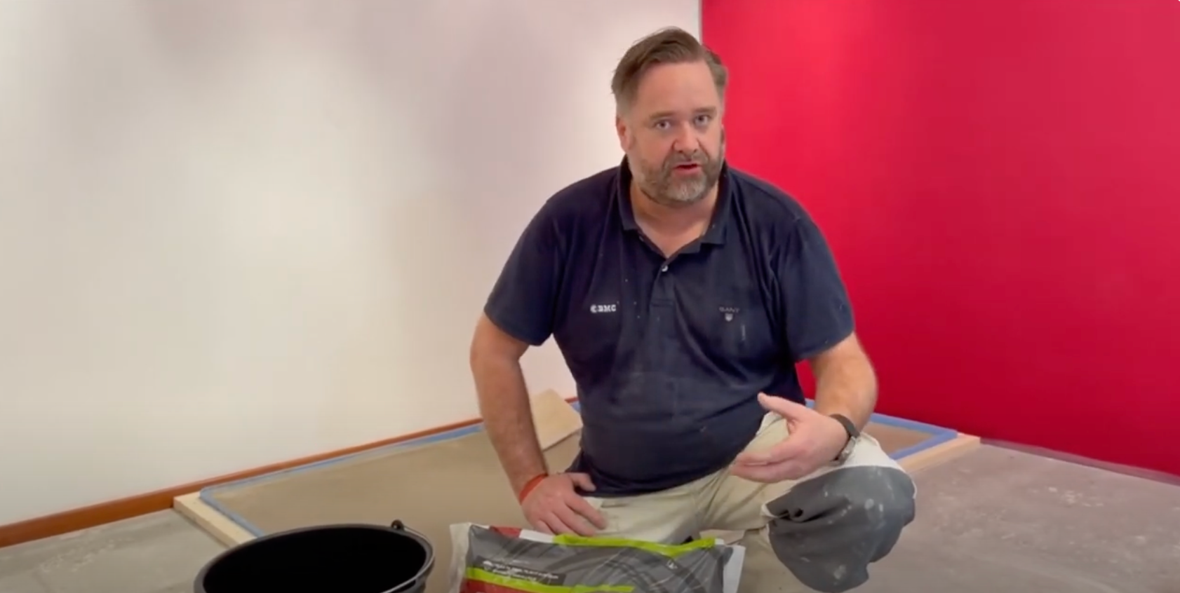 mann forklarer hvordan man avretter baderomsgulv