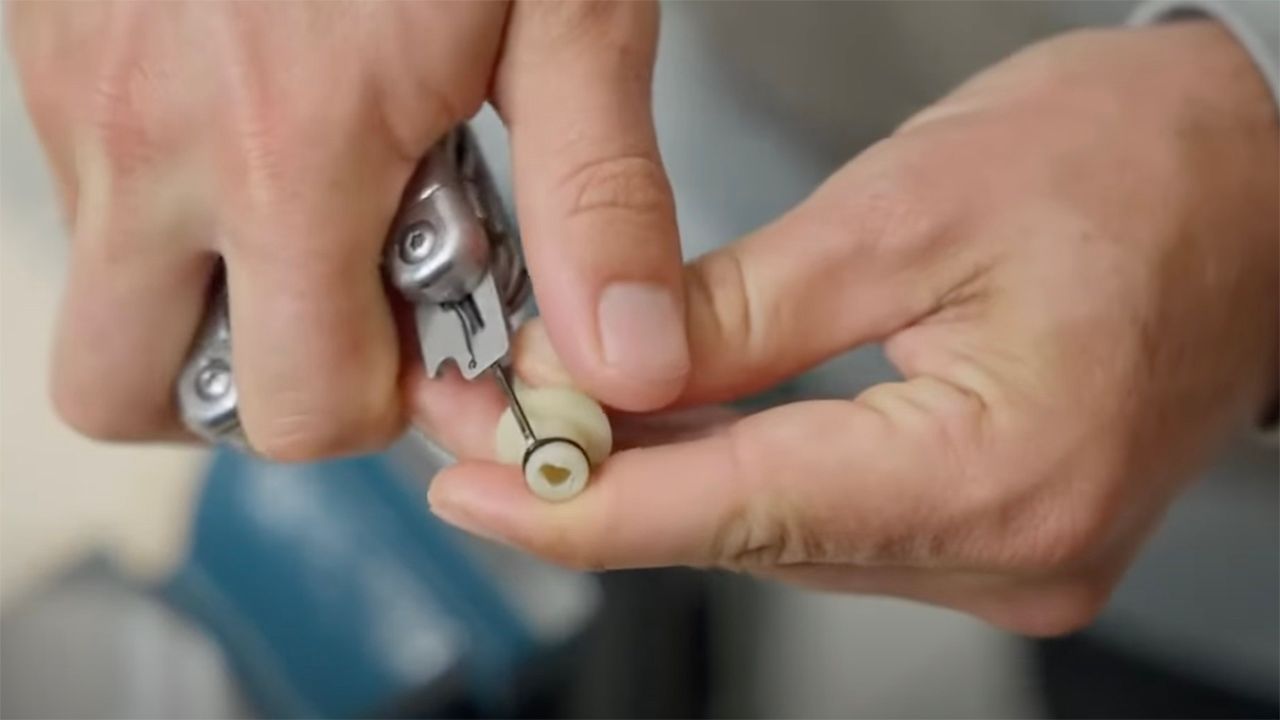 Skjermbilde fra video hvor en person bytter O-ring på høytrykkspyler.