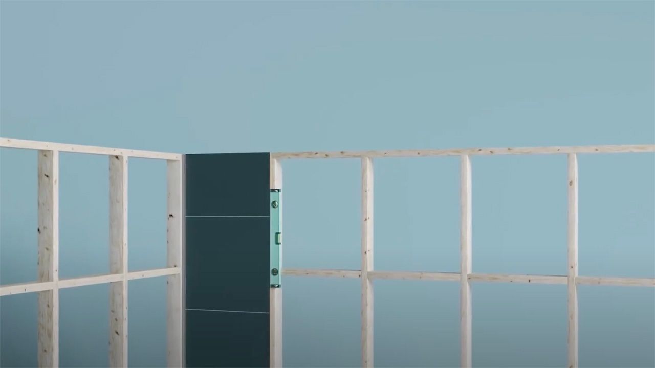 Skjermbilde fra video som viser hvordan montere baderomsplater.