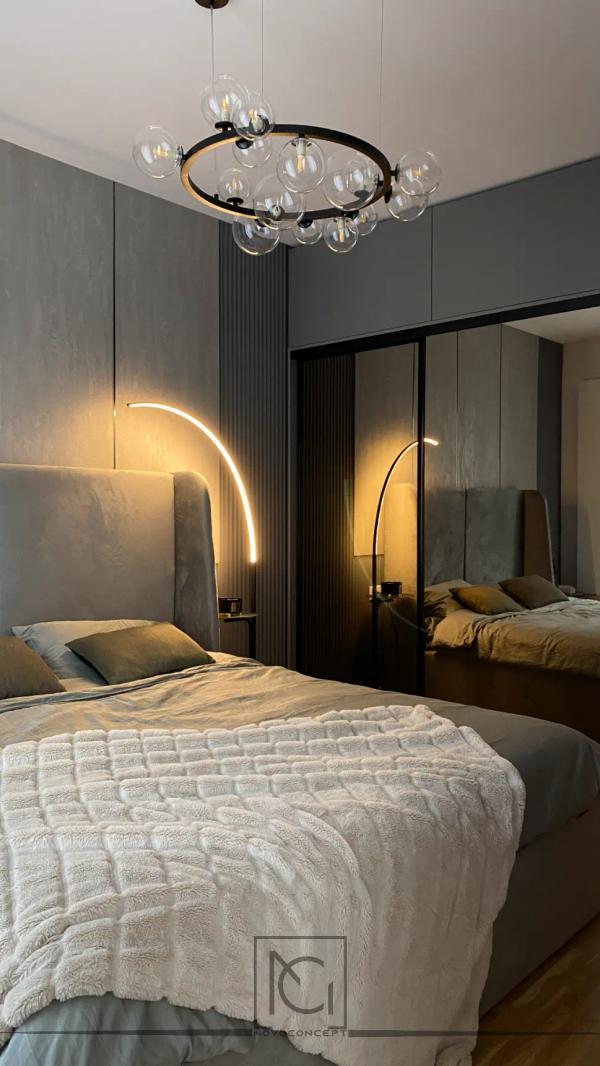 Dormitor cu lustră cu bule din sticlă, lampadar LED arcuit și dulap cu oglindă – Apartament M.D., Pipera