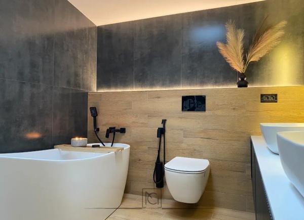 Baie cu cadă freestanding, placare cu aspect de lemn și gresie gri închis – Casa A.M., Bragadiru