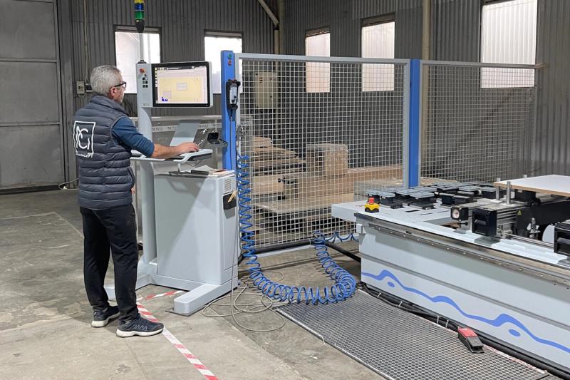 Operator la centrul de prelucrare CNC din fabrica NOVO Concept
