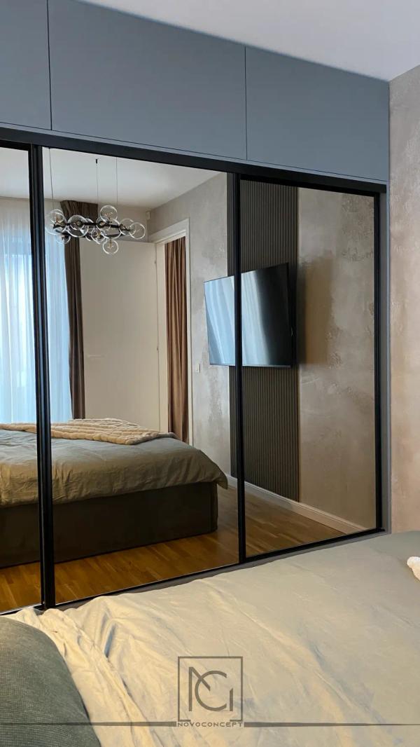 Dulap cu uși glisante oglindă cu profile negre în dormitor – Apartament M.D., Pipera