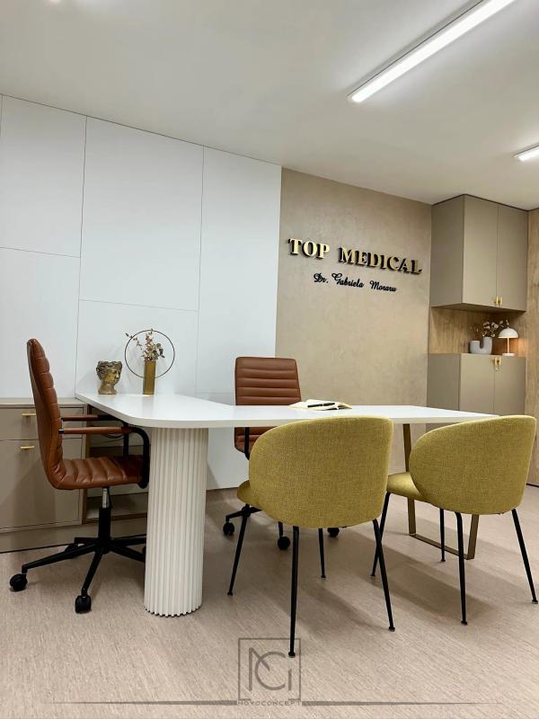 Birou de consultații cu masă albă pe picior canelat, scaune galbene și logo pe perete – TOP MEDICAL, Alexandria