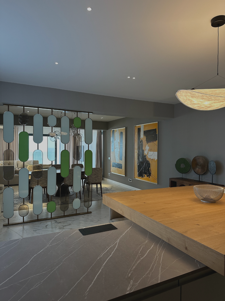 Paravan decorativ din elemente colorate, blat gros din lemn și pardoseală din marmură gri – Apartament S.A., Mamaia Nord