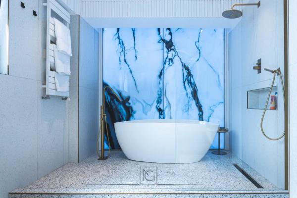 Baie cu cadă freestanding pe fundal iluminat cu marmură albastră și duș de tavan – Penthouse B. V., București
