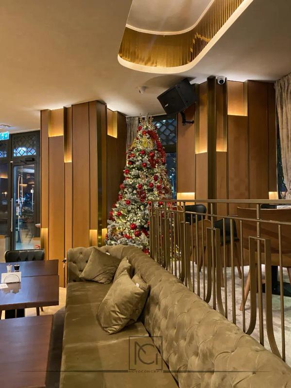 Banchetă capitonată lungă cu balustradă aurie și coloane din lemn iluminate – Lido's Brasserie by Arogant, București