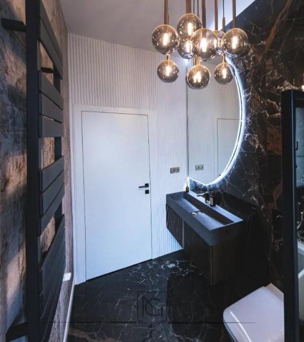 Baie cu marmură neagră, mobilier negru suspendat și oglindă arcuită iluminată – Penthouse B. V., București
