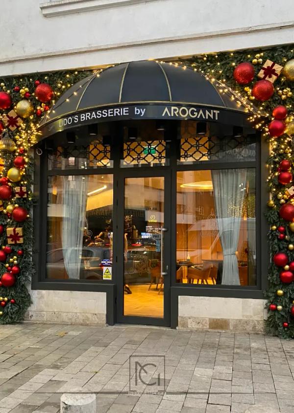 Fațada cu copertină neagră și decor de Crăciun – Lido's Brasserie by Arogant, București