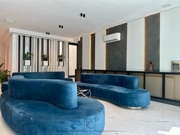 Sală de așteptare cu canapele albastre, comodă joasă și panouri în relief – Romanian Bariatric Center, București