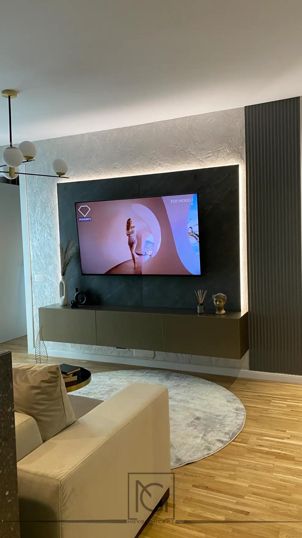 Comodă TV suspendată maro și perete cu placare texturată și riflaje verticale