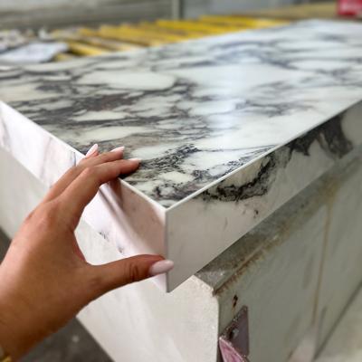 Placă ceramică cu aspect de marmură, prelucrată pentru un blat