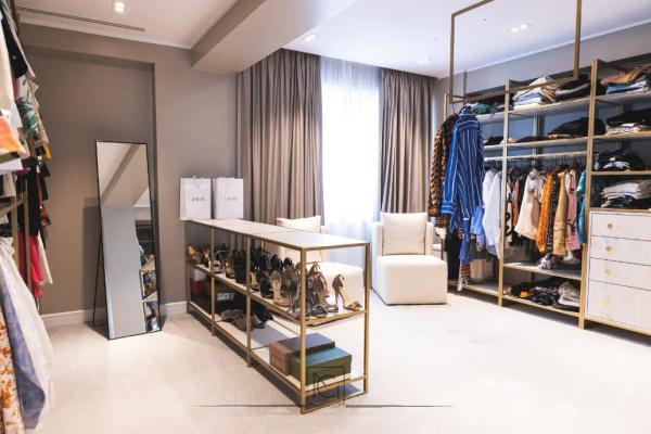 Dressing deschis cu rafturi pe cadru auriu, insulă pentru pantofi și oglindă înaltă – Penthouse B. V., București
