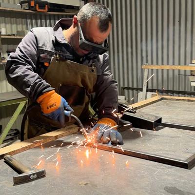 Sudură pe o structură metalică în atelierul de prelucrare metale NOVO Concept