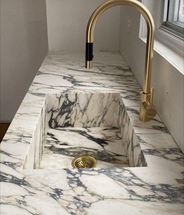 Blat ceramic cu aspect de marmură și chiuvetă integrată, cu baterie aurie