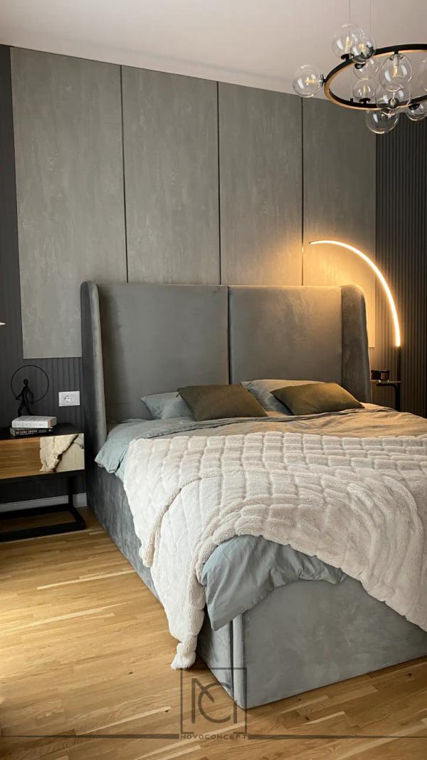 Pat tapițat gri cu pled alb, panouri de perete gri și lustră cu globuri – Apartament M.D., Pipera