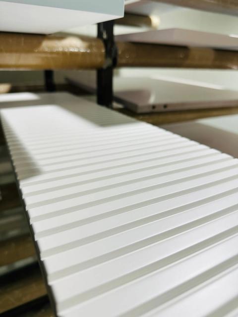 Fronturi din MDF frezat, vopsite alb, pe linia de producție