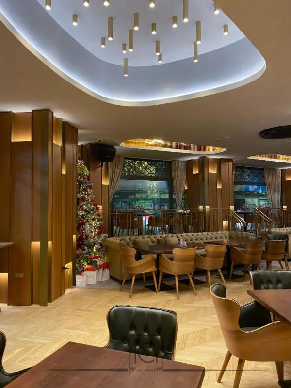 Restaurant cu tavan ovalat iluminat, coloane din lemn cu LED și banchete capitonate – Lido's Brasserie by Arogant, București