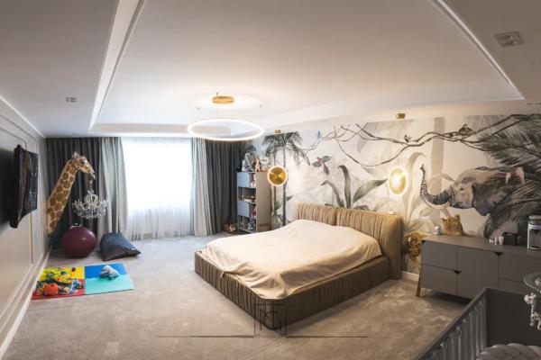 Dormitor cu tapet cu junglă și animale, pat tapițat și pătuț de copil – Penthouse B. V., București