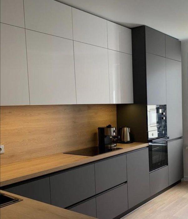 Bucătărie cu blat termorezistent cu decor de lemn, corpuri albe sus și fronturi gri jos