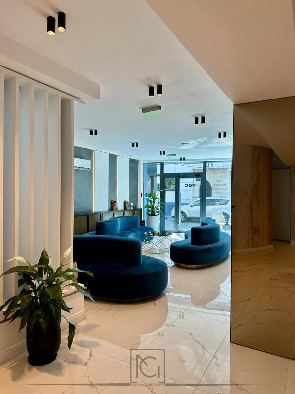 Hol cu canapele albastre din catifea, pardoseală de marmură și plantă verde – Romanian Bariatric Center, București
