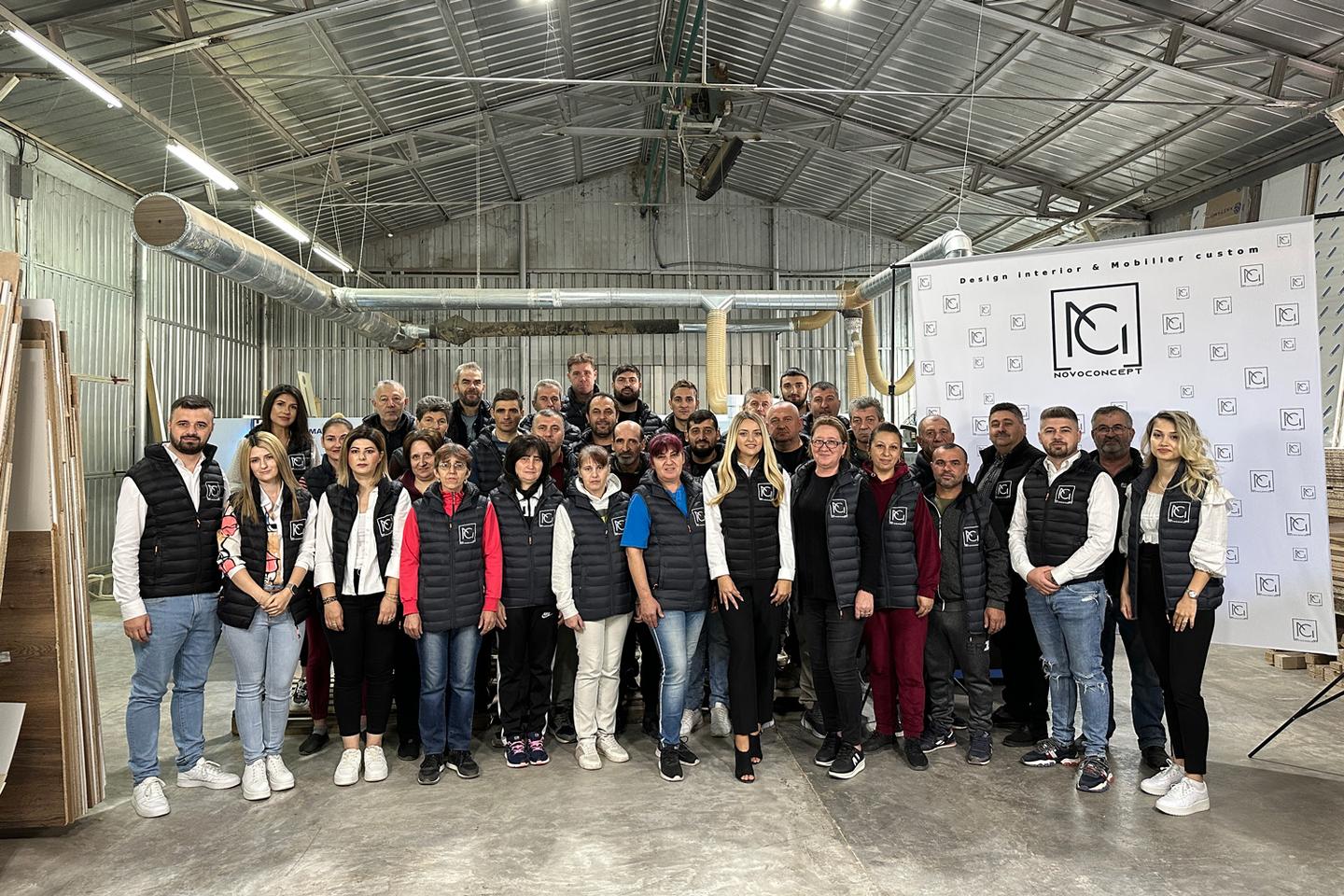 Echipa NOVO Concept în fabrica de mobilier din Alexandria