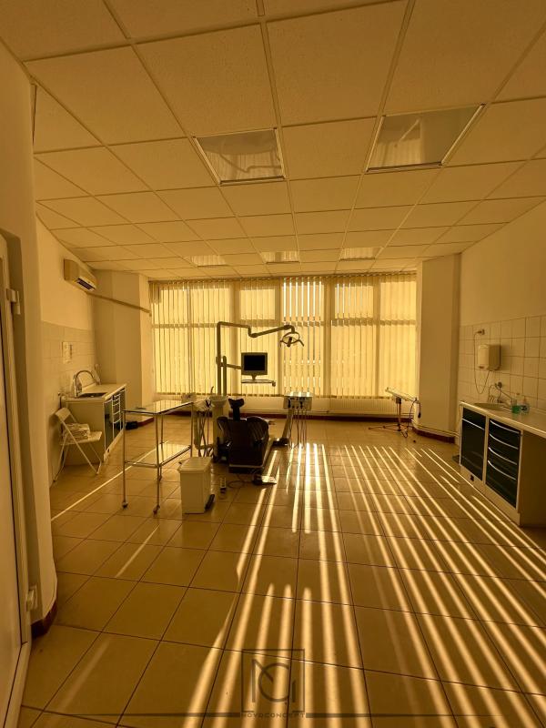 Spațiul înainte de amenajare: cabinet vechi cu gresie și lumină prin jaluzele – DelDent Clinic, Roșiorii de Vede