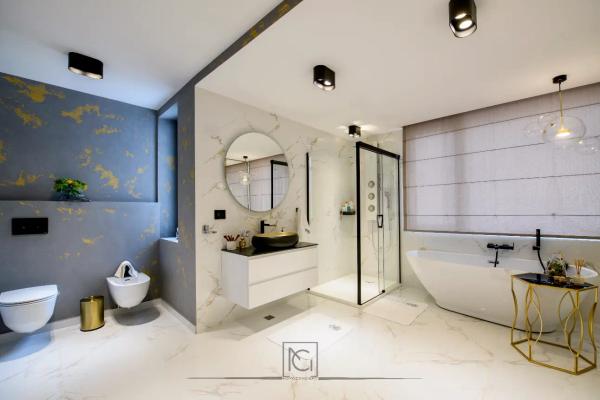 Baie cu cadă freestanding, duș din sticlă, oglindă rotundă și consolă aurie – Casa M.I., Bragadiru