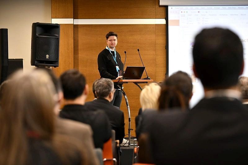 Preben, lead hacker bij Sectricity, geeft een keynote voor een volle zaal