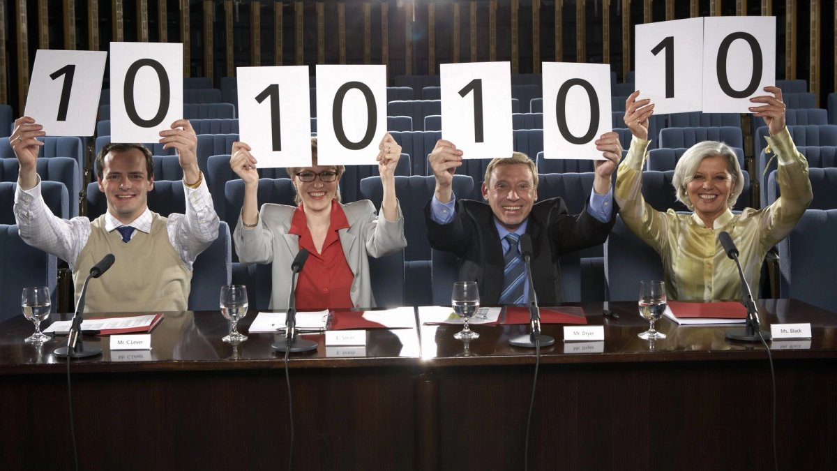 Jury die scoreborden met een perfecte 10 omhooghoudt, beeld voor een schone retest-score
