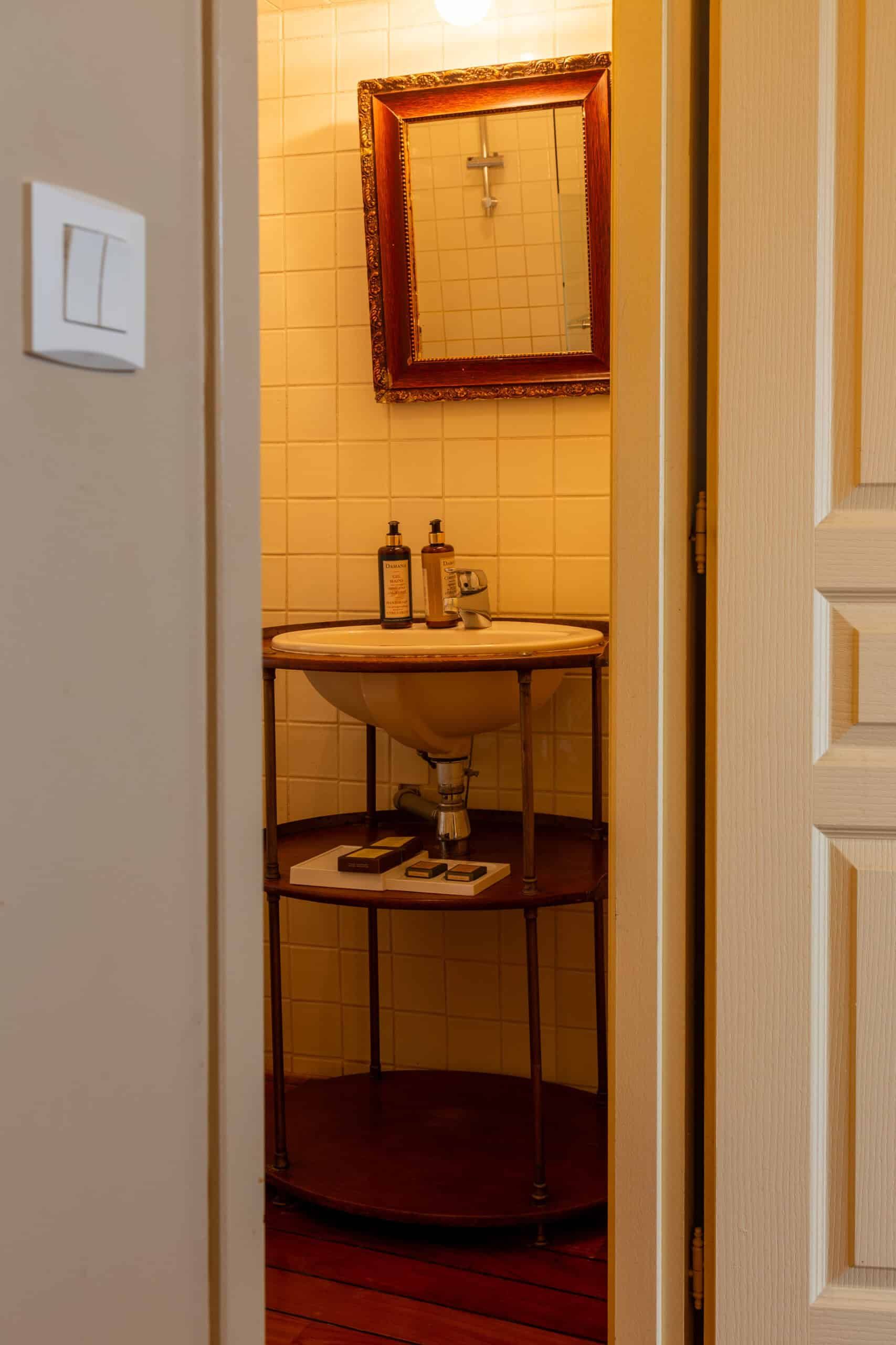 Salle de bain jaune lavabo