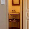 Salle de bain jaune lavabo