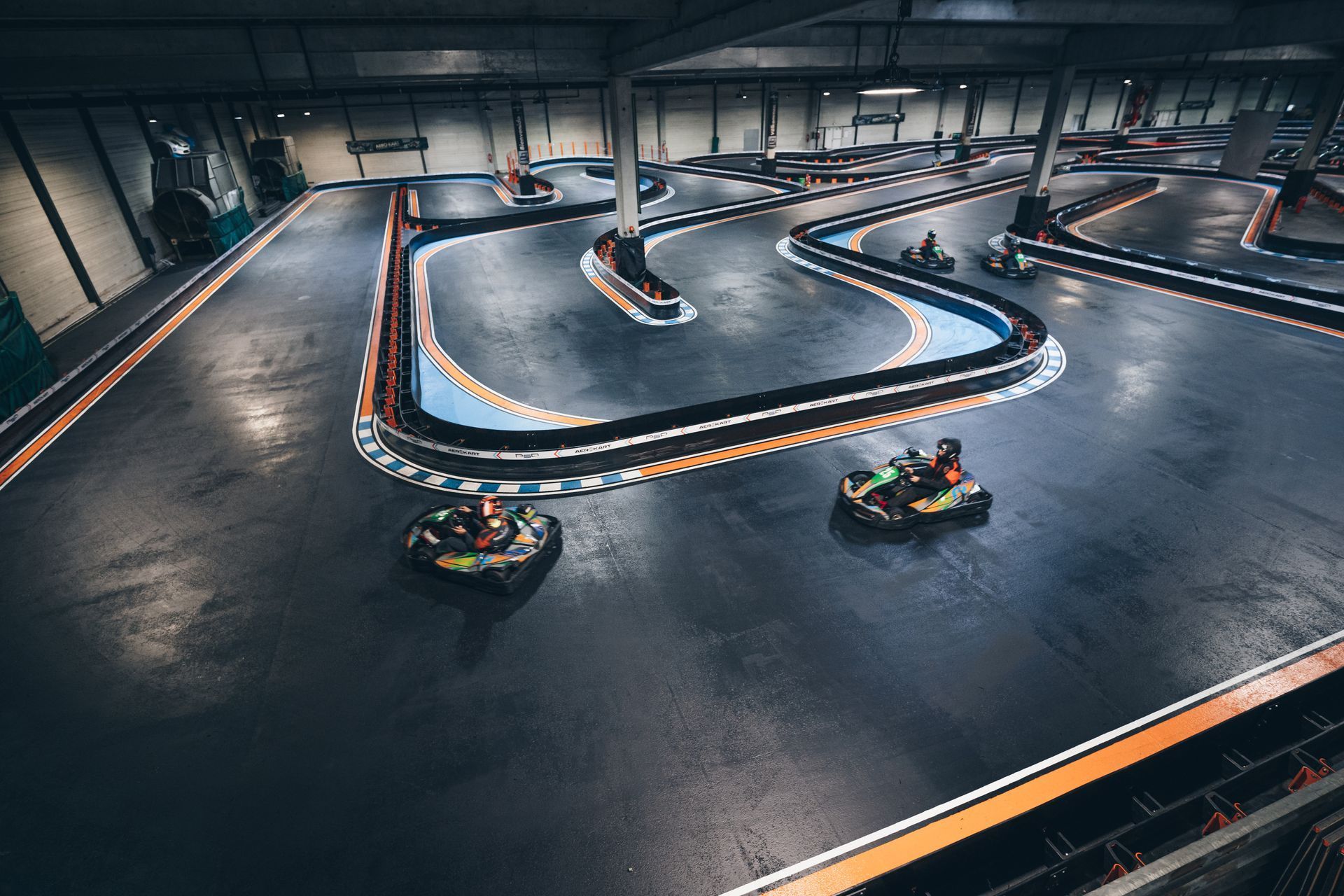 Piste de karting indoor avec virages relevés