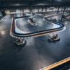 Piste de karting indoor avec virages relevés