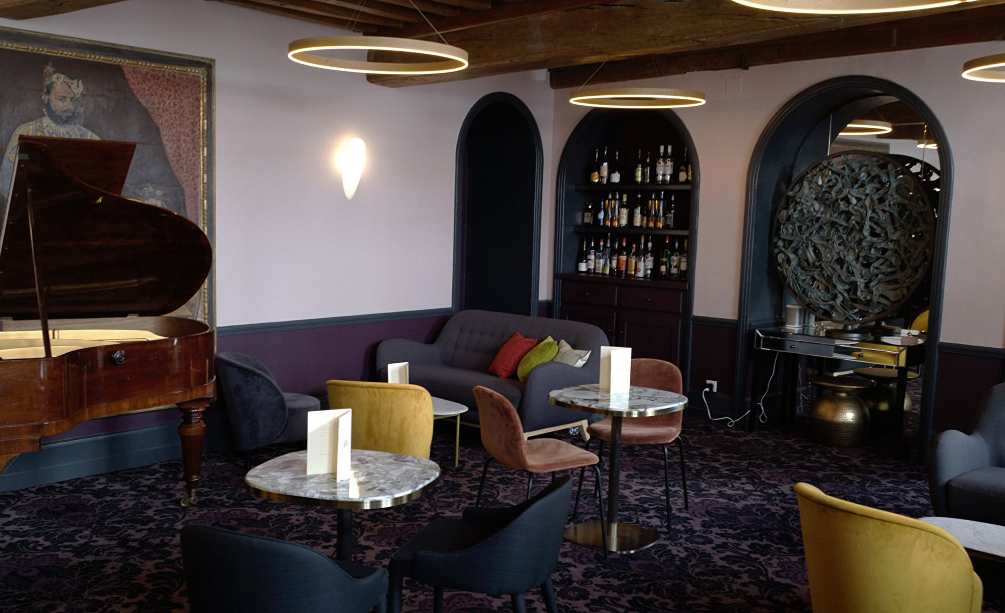Bar piano arches cocktails