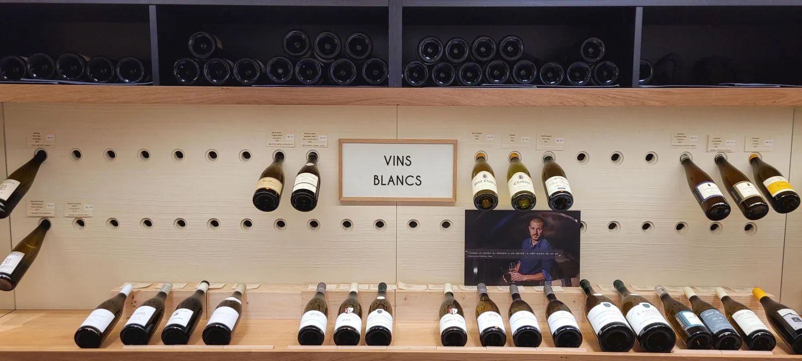 Cave à vins blancs en linéaire bois clair