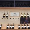 Cave à vins blancs en linéaire bois clair