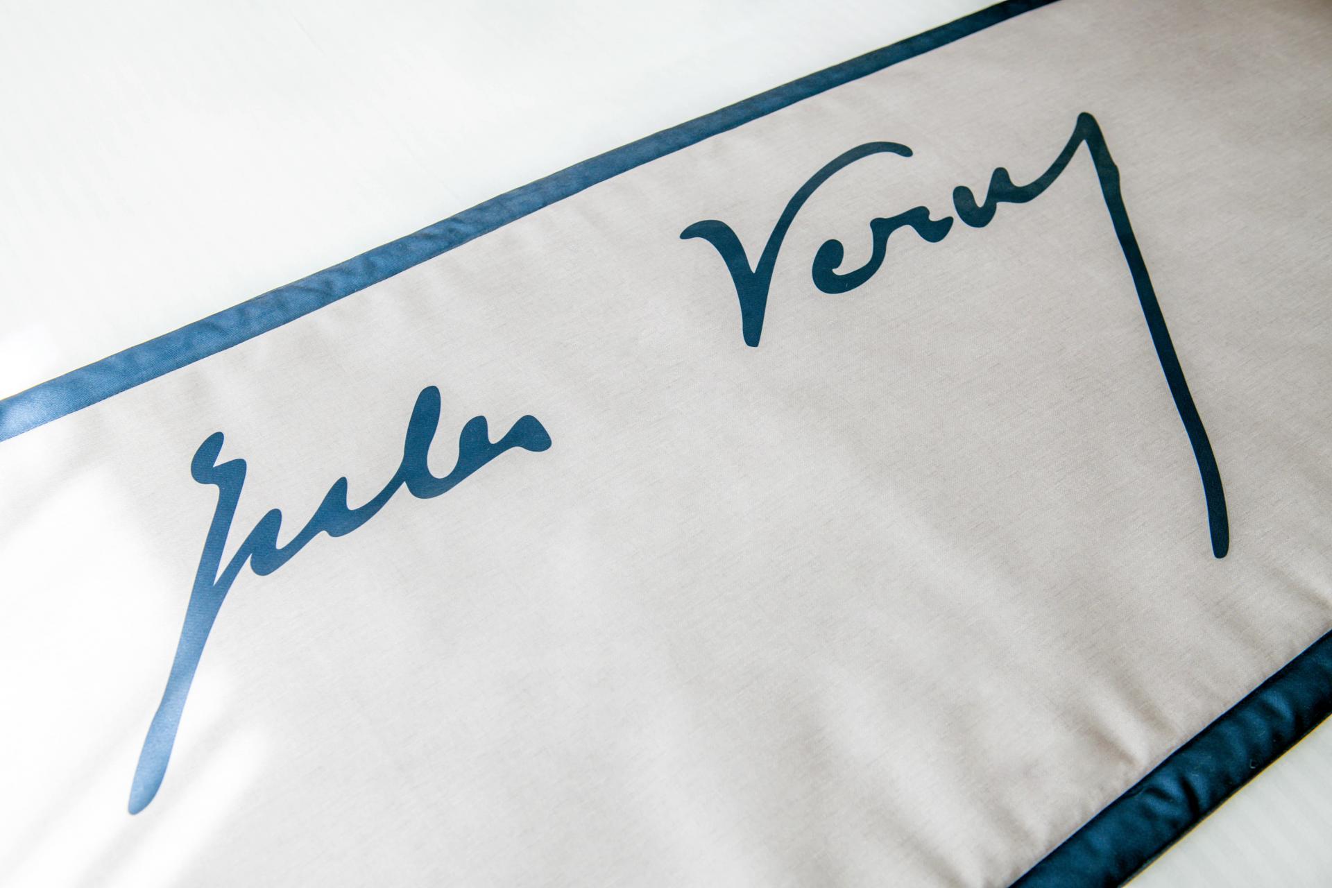 Detail signature tete de lit