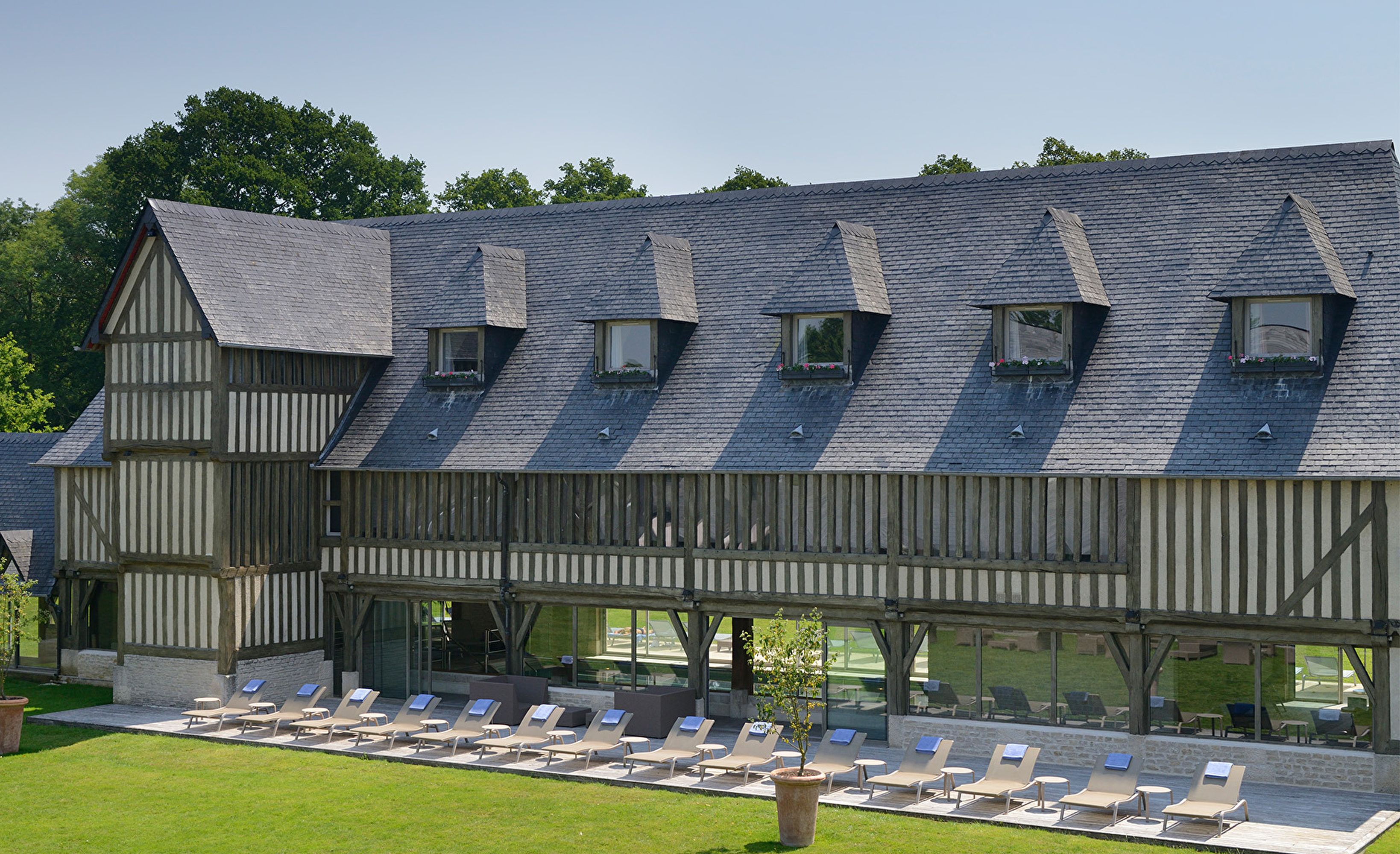 Facade colombages transats jardin