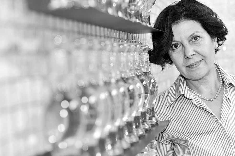 Portrait noir et blanc d'une distillatrice