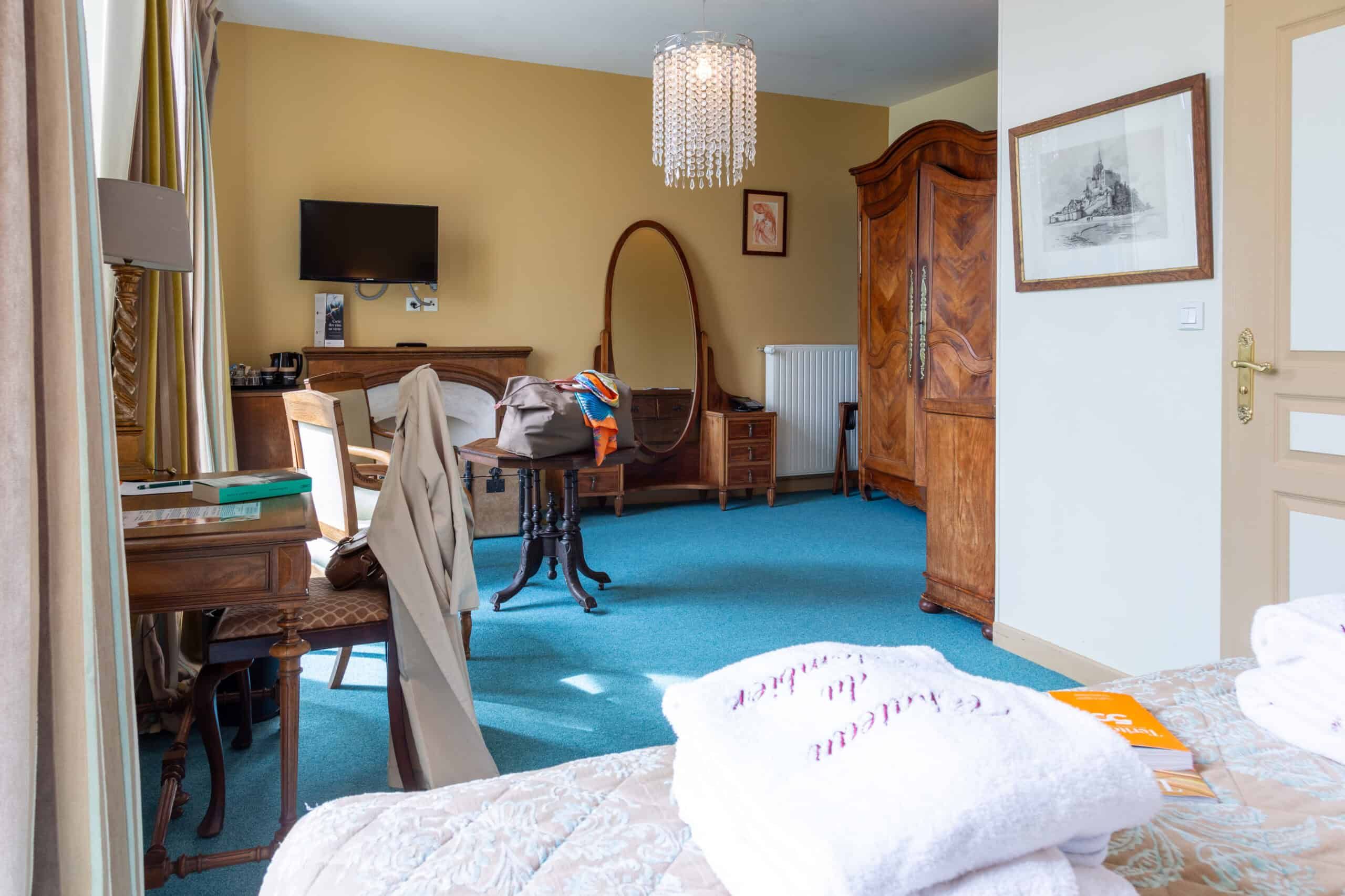Chambre double jaune tableau femmes