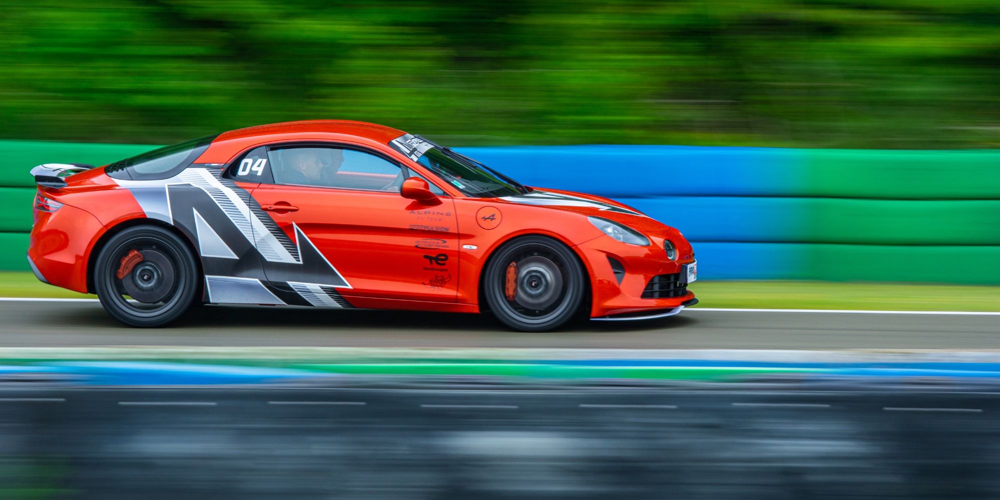 Coupé Alpine A110 rouge en piste vitesse