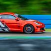Coupé Alpine A110 rouge en piste vitesse